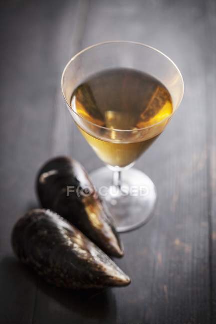 Copa de vino blanco - foto de stock