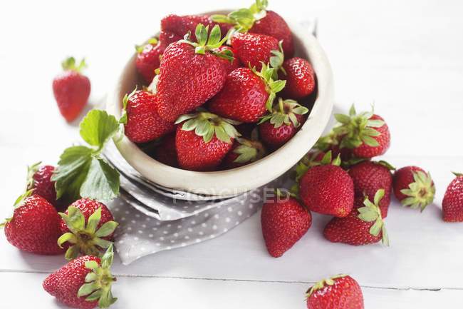 Fresh strawberries with stalks in bowl — Stock Photo