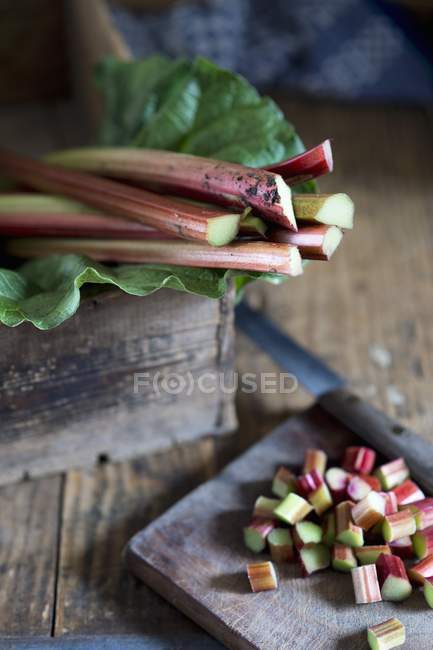 Rhubarbe fraîche tranchée — Photo de stock