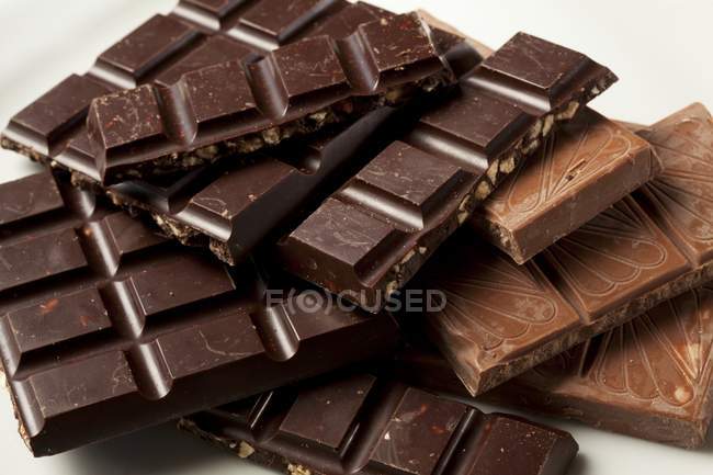 Chocolate negro con turrón crujiente - foto de stock