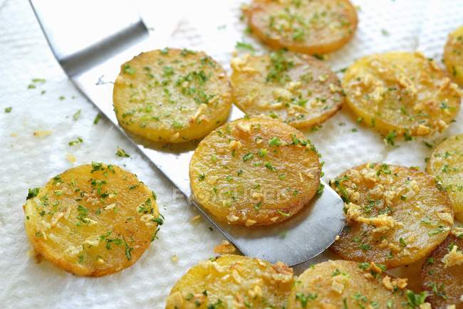 Patate fritte con aglio e prezzemolo — Foto stock