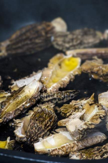 Closeup view of Morel mushrooms fried in oil — Stock Photo