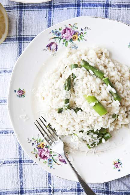 Risotto-Reis mit grünem Spargel — Stockfoto