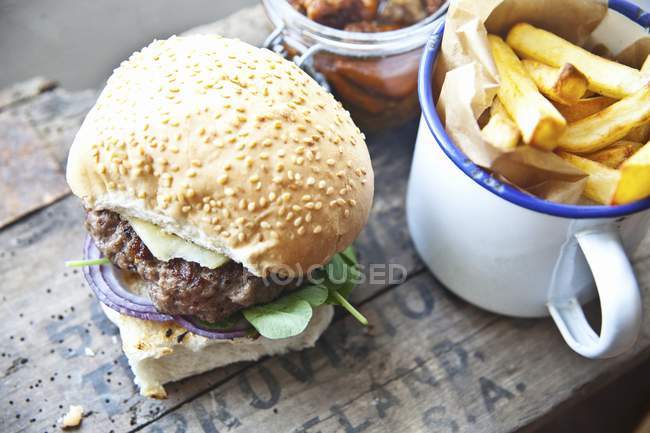 Hausgemachter Cheeseburger mit Brunnenkresse — Stockfoto