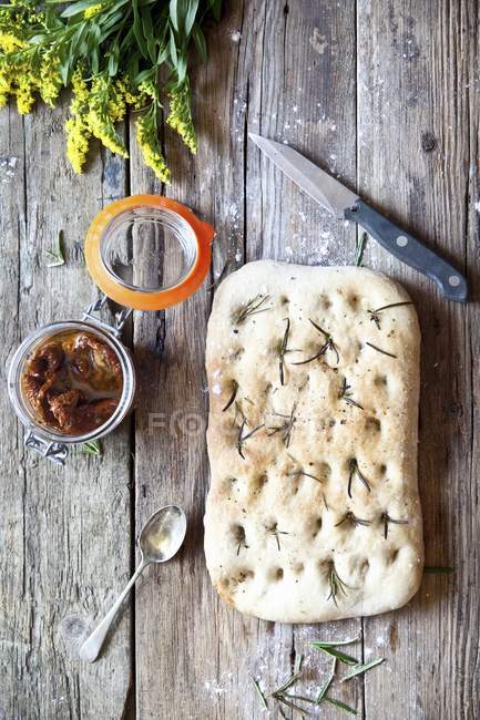 Focaccia con rosmarino e pomodori secchi — Foto stock