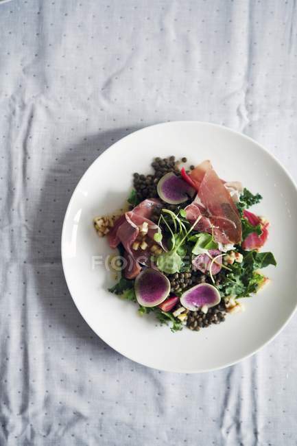 Lentil salad with vegetables and ham — Stock Photo