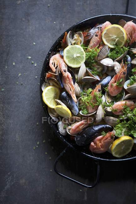 Paella-Reisgericht mit Muscheln — Stockfoto