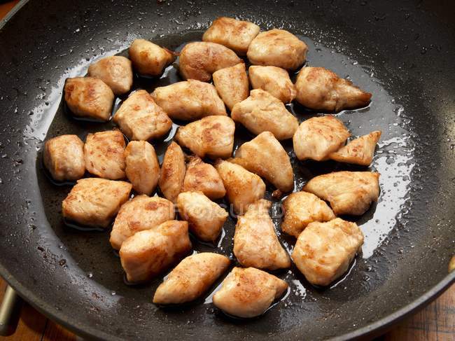 Peito de frango com pó de farinha — Fotografia de Stock