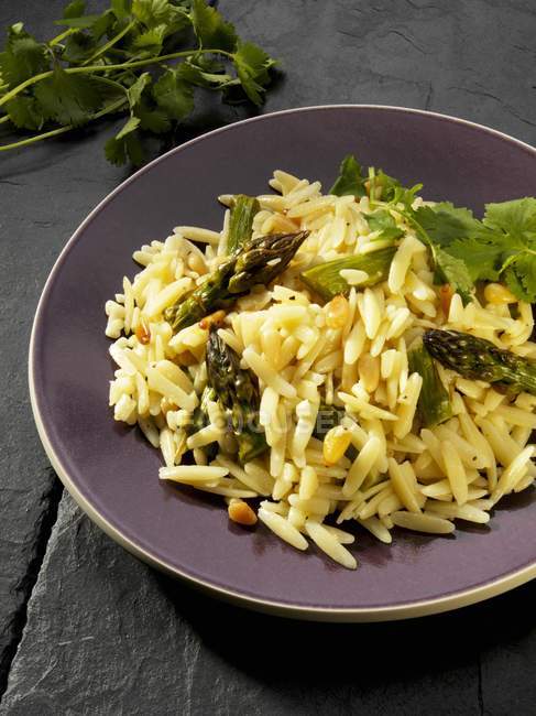 Orzo pasta con asparagi — Foto stock