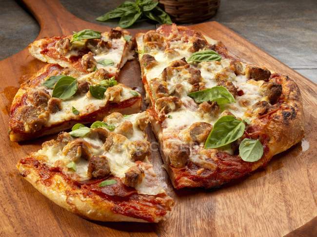 Деревенская пицца с сосисками — стоковое фото