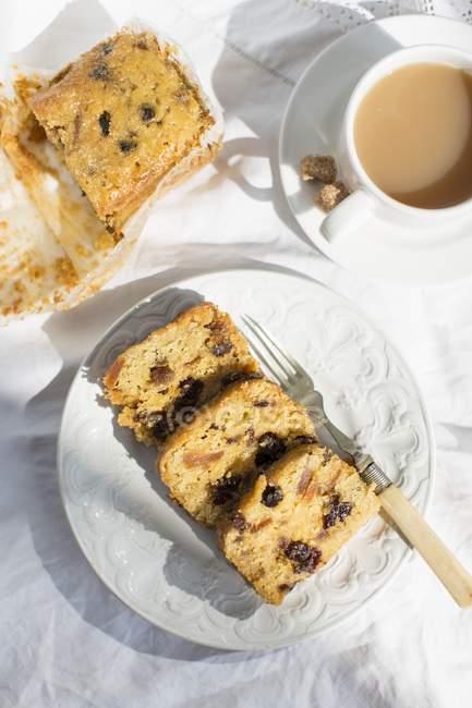 Jam cake and tea on plate — Stock Photo