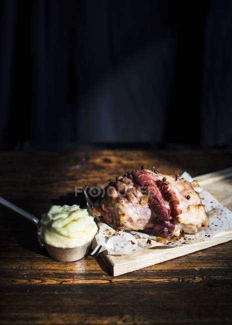 Roasted ham with mashed potatoes — Stock Photo
