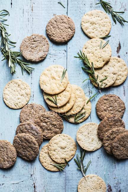 Crackers, oat cakes and rosemary — Stock Photo