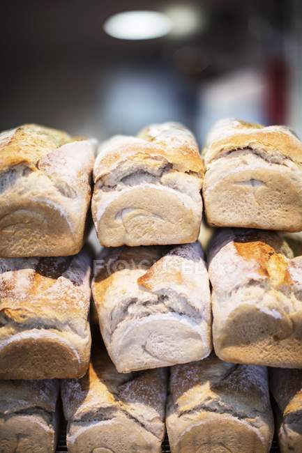Pilhas de pão branco — Fotografia de Stock