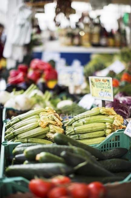 Zucchini mit Blumen am Marktstand — Stockfoto