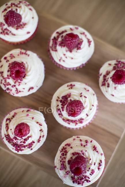Cupcakes en velours rouge — Photo de stock