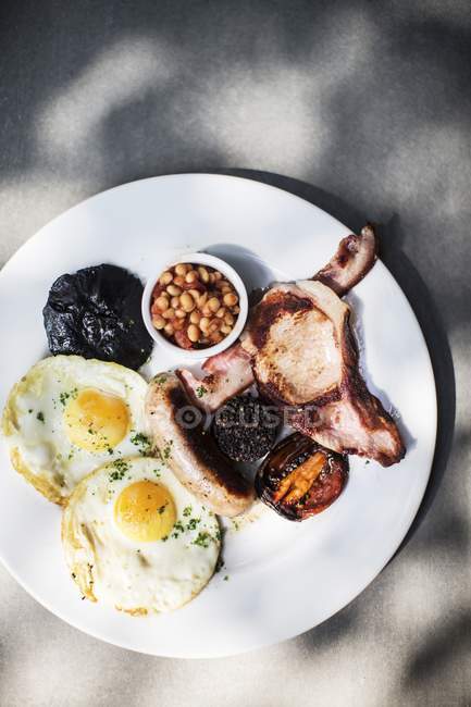 English breakfast with fried eggs — Stock Photo