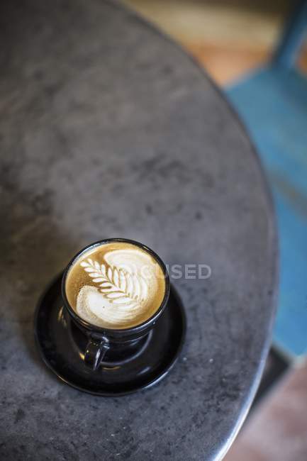 Кофе с молочной пеной в чашке — стоковое фото