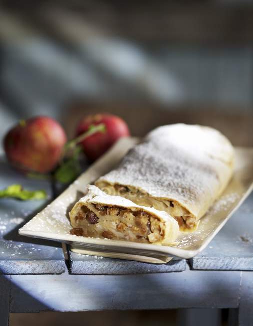 Closeup view of apple strudel with raisins on plate — Stock Photo