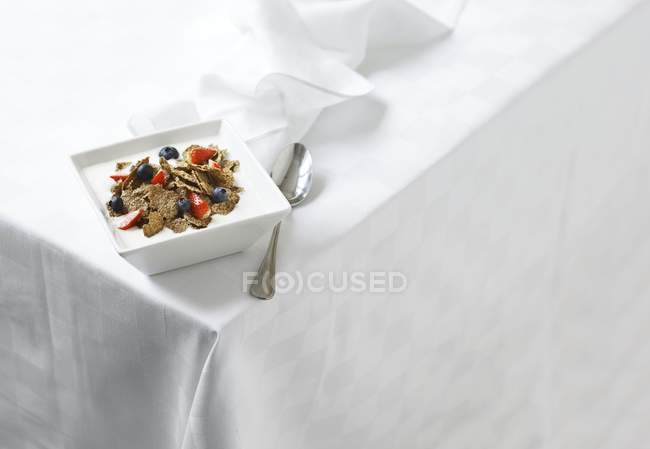 Joghurt mit Cornflakes und Beeren — Stockfoto