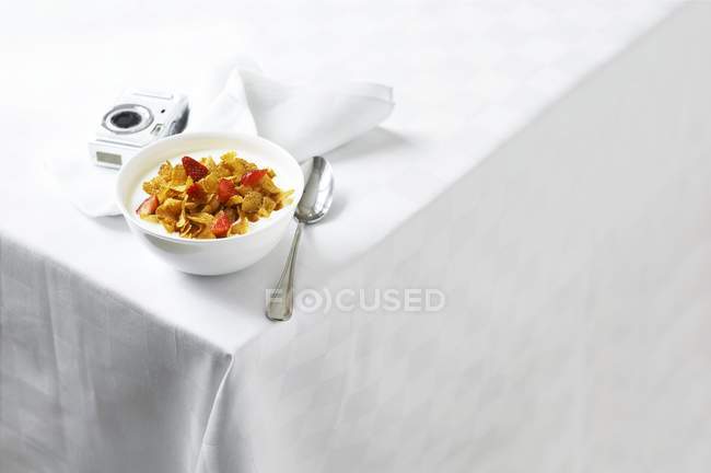 Joghurt mit Cornflakes und Erdbeeren — Stockfoto