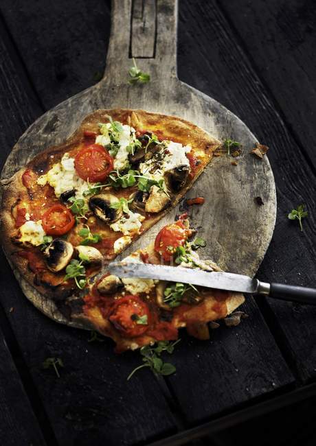 Sliced vegetarian pizza — Stock Photo