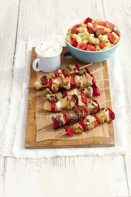 Chicken skewers and pasta salad — Stock Photo