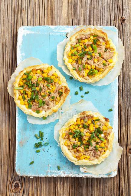 Puff pastry tartlets with tuna — Stock Photo