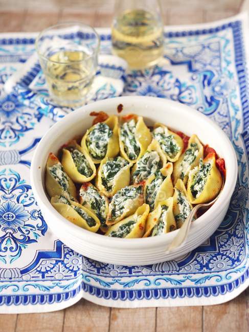 Gratinated conchiglie with spinach — Stock Photo
