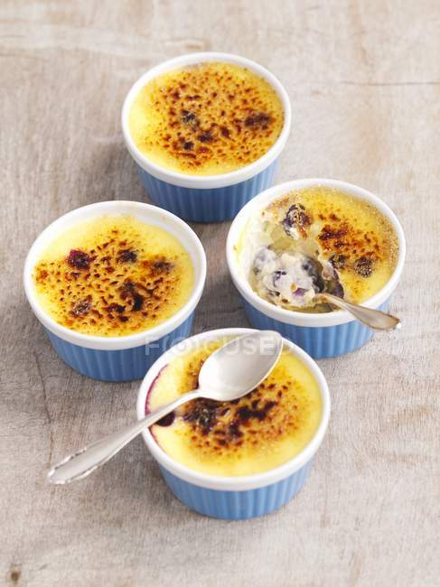 Creme brulee with blueberries — Stock Photo