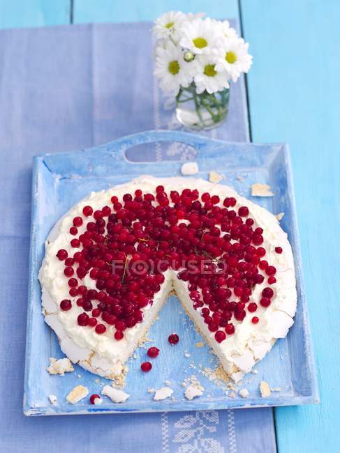 Gâteau meringue à la crème et groseilles rouges — Photo de stock