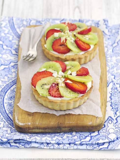 Tartlets with vanilla cream and strawberries — Stock Photo