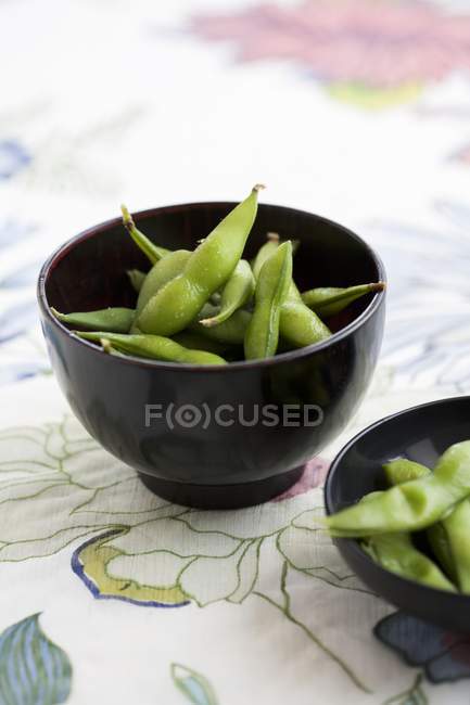 Haricots de soja frais dans un bol noir — Photo de stock