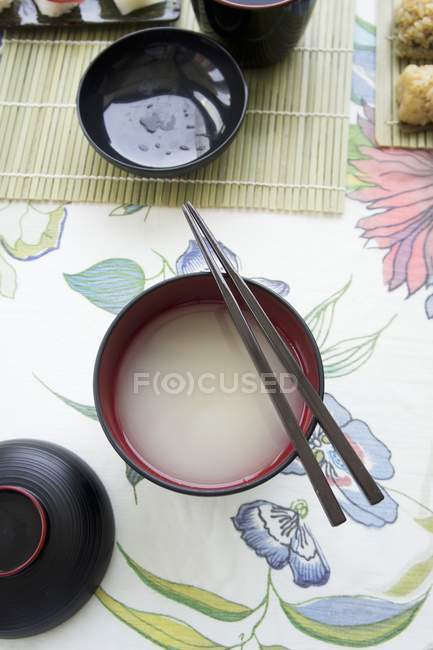 Вид зверху місо суп в миску і палички для їжі — стокове фото