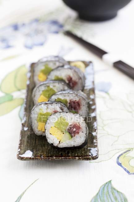 Маки суши на блюдечке — стоковое фото