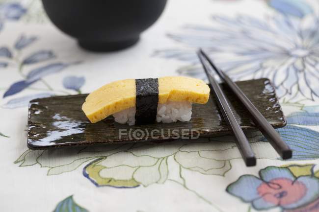 Nigiri sushi con tortilla - foto de stock