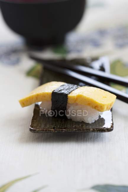 Nigiri sushi with omelette — Stock Photo