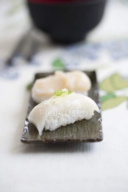 Nigiri sushi con calamar - foto de stock