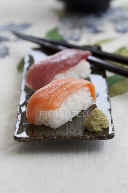 Nigiri sushi con salmón - foto de stock