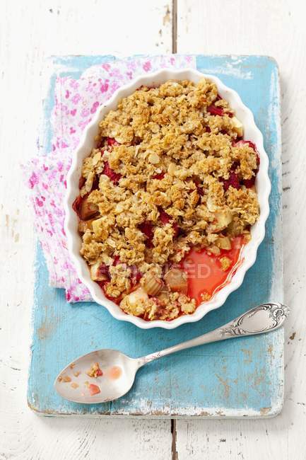 Closeup view of rhubarb and strawberry crumble with apples — Stock Photo