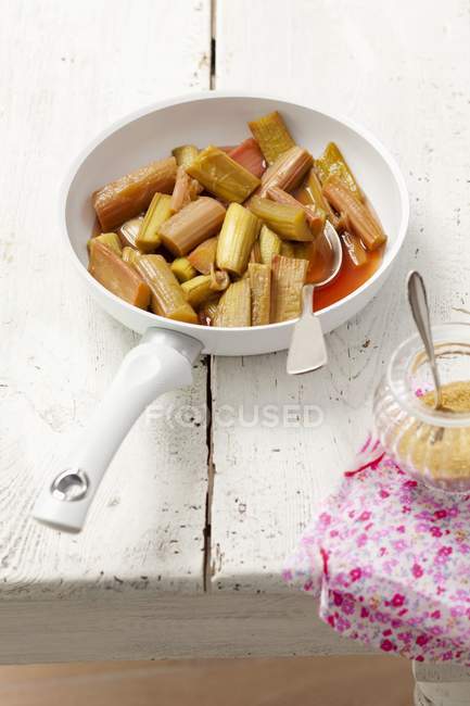 Vue rapprochée de la rhubarbe frite au sirop avec du sucre — Photo de stock
