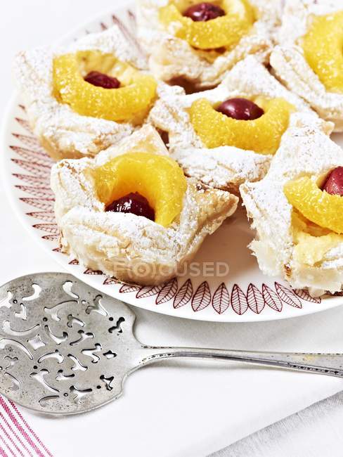 Pasticcini alla vaniglia con frutta e zucchero a velo — Foto stock