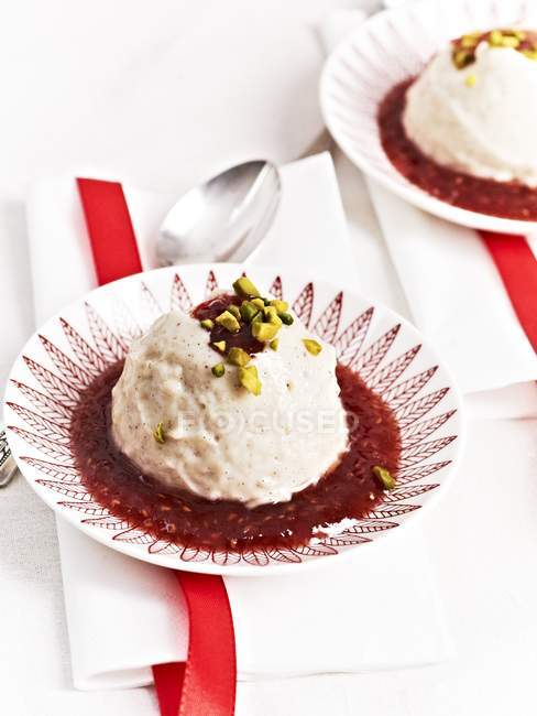 Pudding à la vanille avec sauce framboise — Photo de stock