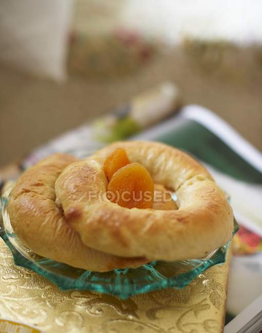 Bagels with dried apricots — Stock Photo