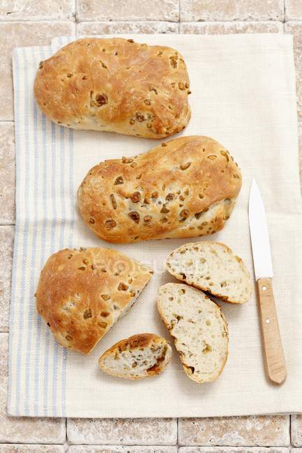 Хліб чіабата з зеленими оливками — стокове фото