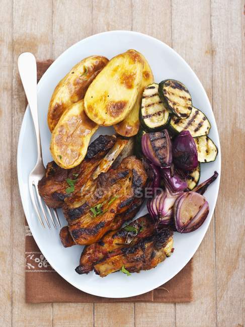 Grilled pork ribs with courgette — Stock Photo