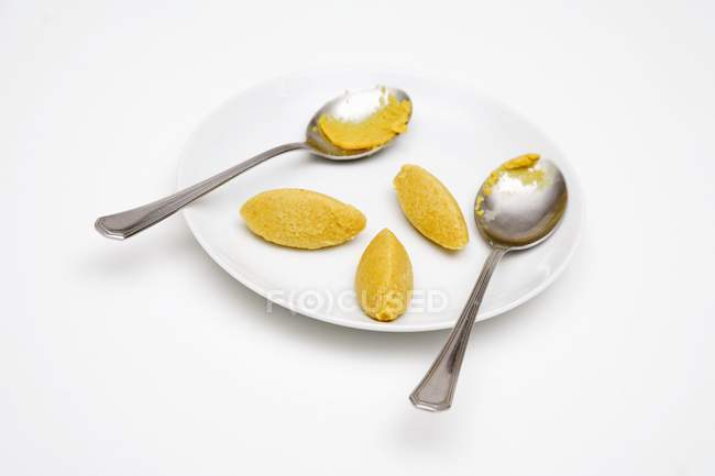 Vue surélevée de boulettes de semoule épicée avec cuillères sur une assiette — Photo de stock