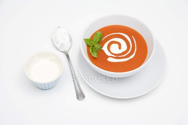 Кремовий томатний суп зі сметаною — стокове фото
