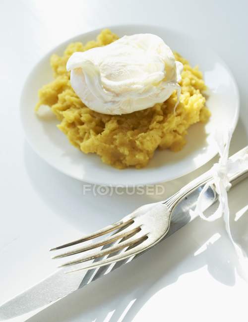 Huevo escalfado en puré de patatas - foto de stock