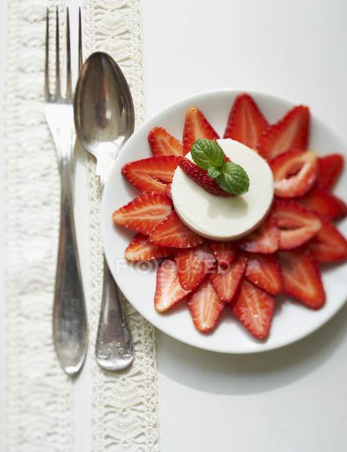 Erdbeeren mit Frischkäse — Stockfoto